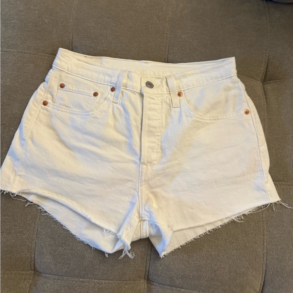 Levi’s white 501 short